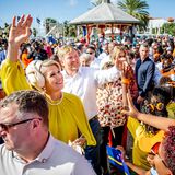 Nach dem wortwörtlich herzigen Augenblick begrüßen Königin Mámixa, König Willem-Alexander und Prinzessin Amalia die zahlreichen Royal-Fans, die sich bei der Brücke versammelt haben.