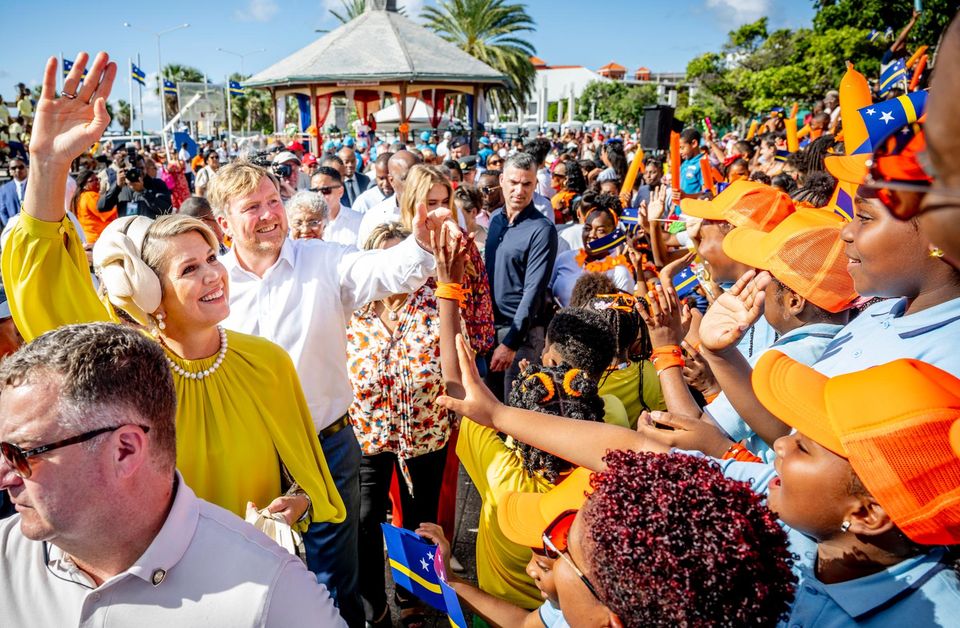 Nach dem wortwörtlich herzigen Augenblick begrüßen Königin Mámixa, König Willem-Alexander und Prinzessin Amalia die zahlreichen Royal-Fans, die sich bei der Brücke versammelt haben. Nach dem wortwörtlich herzigen Augenblick begrüßen Königin Mámixa, König Willem-Alexander und Prinzessin Amalia die zahlreichen Royal-Fans, die sich bei der Brücke versammelt haben.