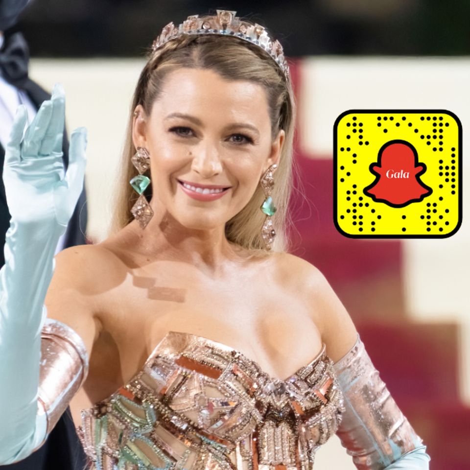 Blake Lively posiert auf dem roten Teppich.