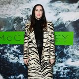 Zebra oder Tiger? Egal, Liv Tyler sieht in ihrem gemusterten Wollmantel tierisch gut aus.