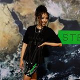 Mit sportlichem Styling zeigt sich US-Sängerin Tinashe auf der Party.