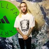 Mit T-Shirt, Satin-Hose und Boots lässt es sich am entspanntesten feiern. Dachte sich hier Musiker Pete Wentz.