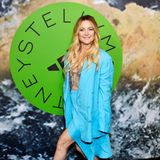 Als gute Freundin von Stella McCartney ist Kate Hudson bei der Party in den Henson Recording Studios in Los Angeles natürlich mit dabei. Sie kombiniert ihren türkisblauen Zweiteiler mit einem glamourösen Strass-Top.