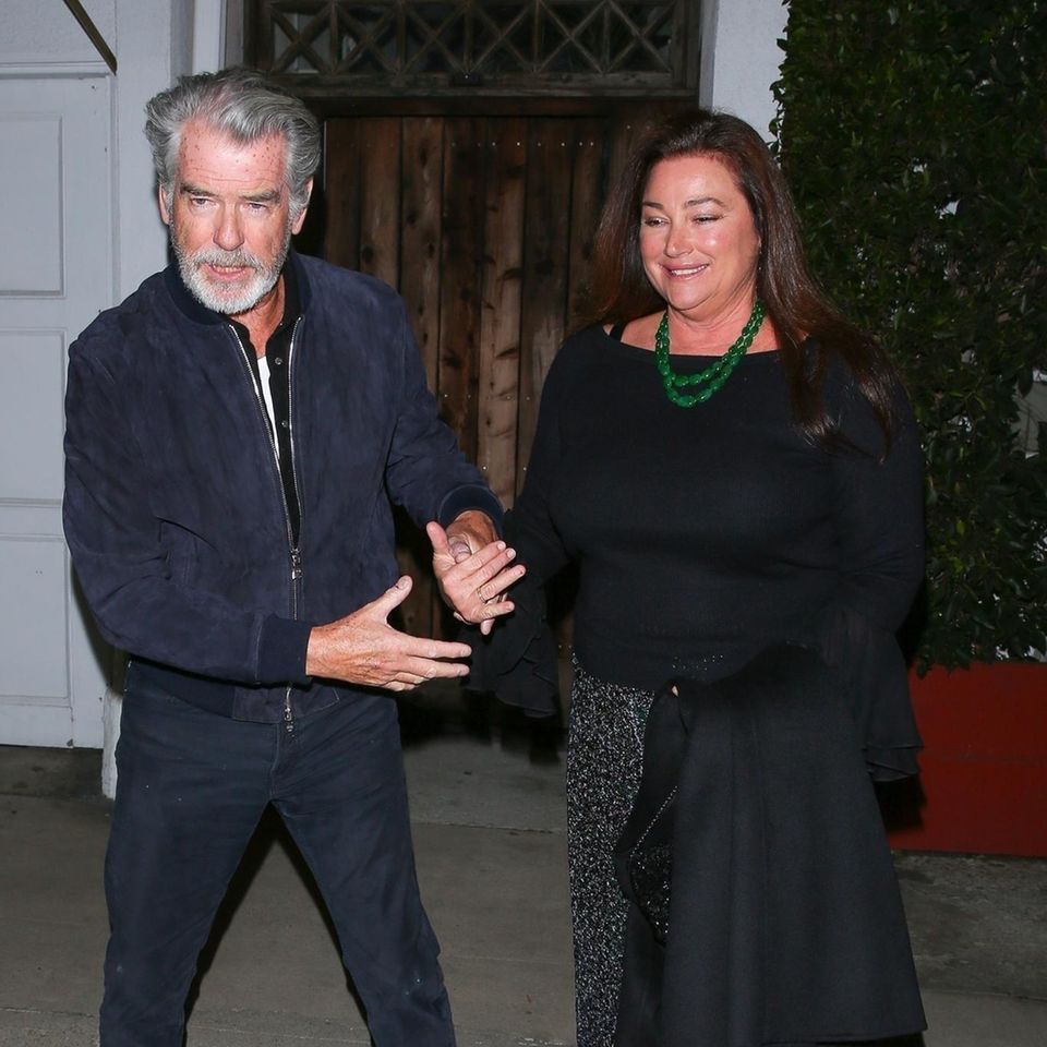 So sieht wahre Liebe aus! Pierce Brosnan verlässt gemeinsam mit seiner Frau Keely ein Restaurant in Santa Monica nach einem romantischen Dinner zu zweit. Dafür haben sich die beiden in ein legeres Outfit geworfen. Der Schauspieler und seine Frau sind übrigens schon seit über 20 Jahren verheiratet. Wow!