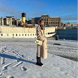 Kaum in Schweden angekommen, adaptiert Lily Collins den skandinavischen Style. Die "Emily in Paris"-Schauspielerin scheint Stockholm sichtlich zu genießen. Um sich vor der eisigen Kälte zu schützen, trägt sie ein Balaclava von GUNIA Project. Dazu noch einen warmen Teddy-Mantel und der Schnee macht ihr nichts mehr aus!