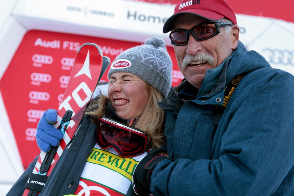 Mikaela Shiffrin mit ihrem Vater Jeff Shiffrin (†) nach dem Weltcup-Slalomrennen der Frauen in Aspen, Colorado am 28. November 2015.