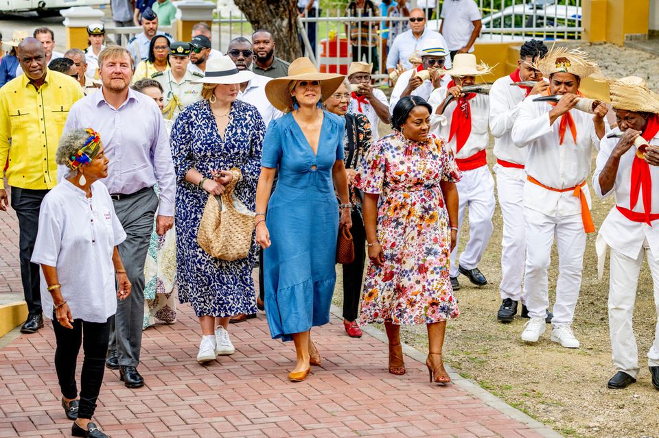 3. Februar 2023 An Tag 8 ihrer Karibikreise besuchen König Willem-Alexander, Prinzessin Amalia und Königin Máxima das Museum für Lokalgeschichte in Lagun auf Curaçao. 3. Februar 2023 An Tag 8 ihrer Karibikreise besuchen König Willem-Alexander, Prinzessin Amalia und Königin Máxima das Museum für Lokalgeschichte in Lagun auf Curaçao.