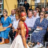 Dort sehen sich die niederländischen Royals mehrere traditionelle Vorführungen an.
