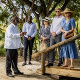 Anschließend steht eine Wanderung durch den Naturpark Hofi Mango an. Zunächst wird der Königsfamilie etwas über das Gebiet erzählt.