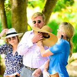 König Willem-Alexander fängt den Hut und reicht in seiner Frau. Reflexartig richtet Prinzessin Amalia vorsichtshalber ihren eigenen Hut, bevor auch dieser abhandenkommt.