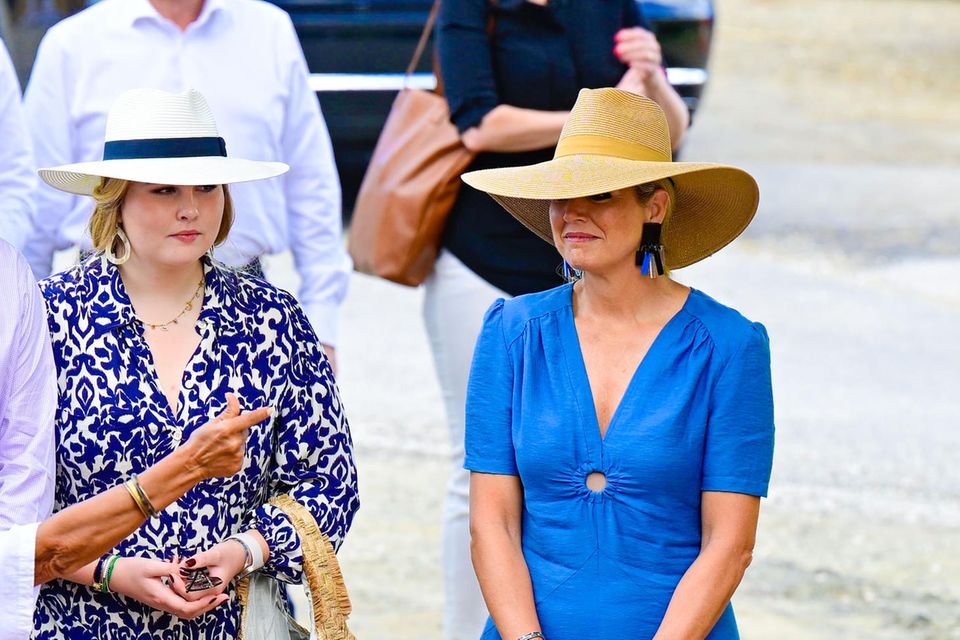 Prinzessin Amalia und Königin Máxima setzen auf Hüte während ihrer Karibikreise. Doch Máximas Hut entpuppt sich als eher unpraktisch. 
