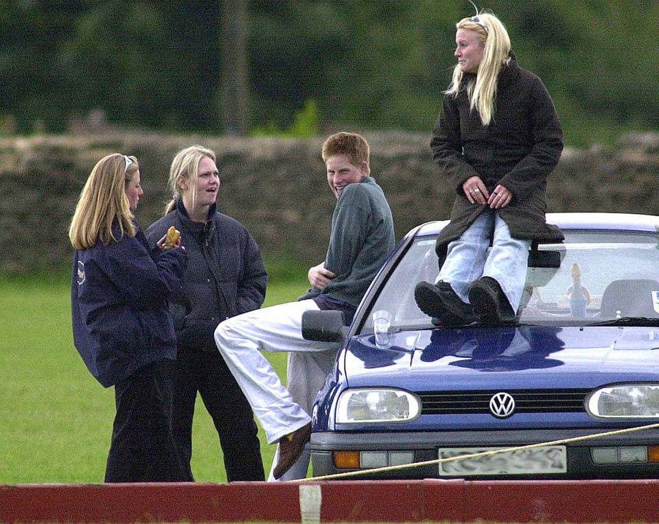 Prinz Harry: Prinz Harry verbringt Zeit mit drei Freundinnen am 9. Juni 2001 im Beaufort Polo Club in der Nähe von Tetbury in Gloucestershire, England. Sasha Walpole ist die Zweite von links. Prinz Harry verbringt Zeit mit drei Freundinnen am 9. Juni 2001 im Beaufort Polo Club in der Nähe von Tetbury in Gloucestershire, England. Sasha Walpole ist die Zweite von links.
