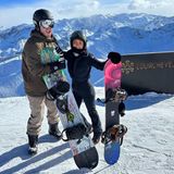 Was für ein tolles Panorama! Chris Hemsworth kann es wohl kaum erwarten, mit seinem Snowboard die Piste zu erobern. 