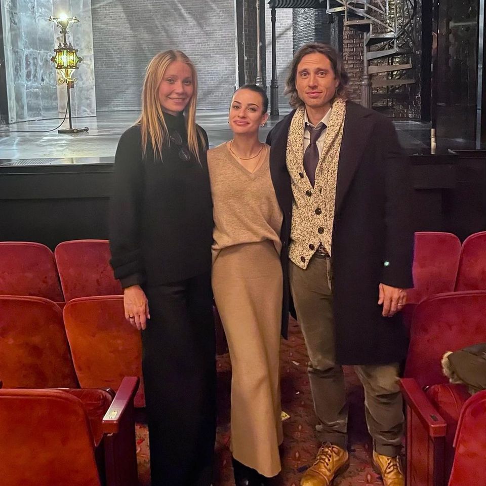 Gwyneth Paltrow und Ehemann Brad schauen sich das Stück "Funny Girl" am Broadway an, bei dem Lea Michele die Hauptrolle spielt. Nicht nur Lea freut sich über den Besuch des Paares, auch Gwyneth ist begeistert von der "brillanten Leistung" ihrer Freundin. "Wir sind immer noch sprachlos", schreibt Gwyneth nach der Vorstellung auf Instagram. 