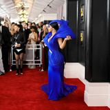 Cardi B. sieht in ihrem royalblau leuchtenden Grammys-Look von Gaurav Gupta aus wie eine Skulptur. Auch sie setzt auf hochwertige Schmuckstücke von Messika.