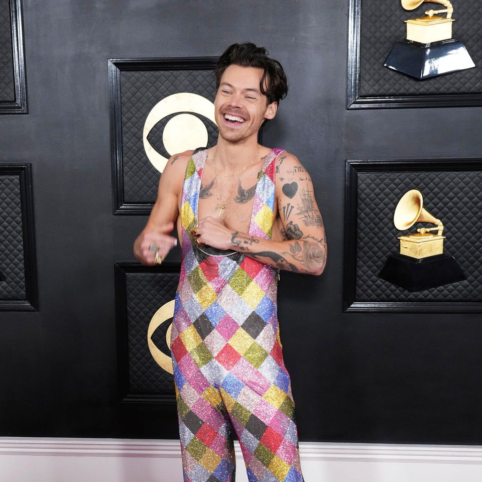 Harlekin Harry: Im glitzernden Karo-Jumpsuit von Egonlab zeigt Harry Styles bei den Grammys mal wieder, dass er einfach alles tragen kann.