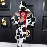 Shania Twain zieht im Cruella-Gedächtnislook alle Blicke auf sich. Funkelnder Schmuck von Messika darf nicht fehlen. 