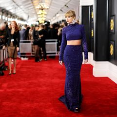 Passend zu ihrem aktuellen Album "Midnights" glitzert Taylor Swift auf dem roten Teppich der Grammys wie eine Sternennacht. Der dunkelblaue Zweiteiler wurde von Roberto Cavalli entworfen.