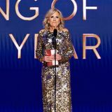 Dass US-First Lady Dr. Jill Biden den Grammy für den besten Song des Jahres übergibt, ist eine echte Überraschung, und die ist ihr mit dem silber-floralen Glamourdress auch stylisch mehr als gelungen. 