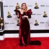 Nach sechs Jahren Grammy-Pause glänzt Adele in diesem Jahr umso schöner, nicht nur mit ihrem Grammy, sondern vor allem im bordeauxroten Samttraum von Louis Vuitton und Schmuck von Tiffany & Co.