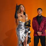 Superstar Beyoncé ist mit jetzt 32 Auszeichnungen offiziell die erfolgreichste Grammy-Künstlerin aller Zeiten. Ihr asymmetrischer Gucci-Bustierlook in Pfirsich und Silber, kombiniert mit schwarzen Handschuhen wird hingegen eher nicht lange im Gedächtnis bleiben.