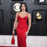 Im klassischen, roten Glitzerdress mit passendem Handtäschchen läuft Lourdes Leon über den Red Carpet der Grammys.