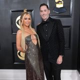 Als frischgebackene Eltern gönnen sich Paris Hilton und Carter Reum eine glamouröse Nacht bei den diesjährigen Grammys, sie im sexy Strassstein-Look, er mit gemusterten Smoking ganz in Schwarz.