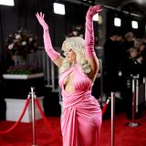 Pretty in Pink: Bebe Rexha ist mit ihrem sexy Barbie-Look ein echter Blickfang auf dem Red Carpet der Grammys.