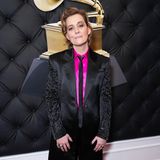 Glamour im Anzug: Die später dreifache Grammy-Gewinnerin Brandi Carlile hat sich die Preisverleihung einen schwarz-pinkfarbenen Satin-Look mit Paillettenverzierung ausgesucht.