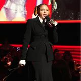 Pop-Legende Madonna darf bei einer Grammy-Verleihung natürlich nicht fehlen. Auf der Bühne in der Crypto.com Arena präsentiert sie sich im schwarzen Anzug-Dress mit XXL-Plateau-Heels in Nachtblau.