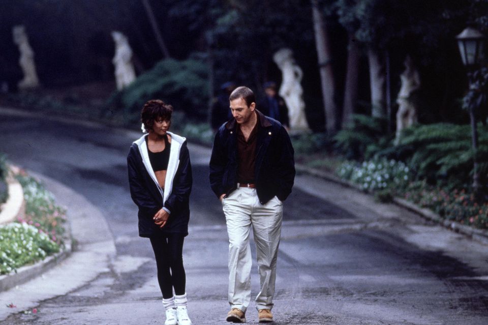 Whitney Houston als Rachel Marron und Kevin Costner als Frank Farmer in "Bodyguard" (1992)