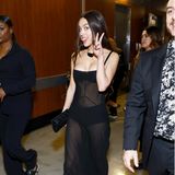 Im schwarzen Sheer-Dress macht sich Olivia Rodrigo auf den Weg zur Grammy-Bühne.