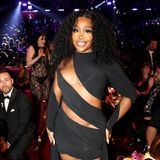 Im sexy Cut-out-Mini mit Schleppe zieht Sängerin Sza die Blicke der Grammy-Gäste auf sich.