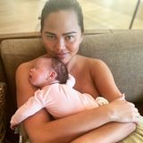 Star-Kids 2023: Chrissy Teigen mit Baby Esti