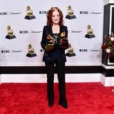 Grammy-Gewinnerin Bonnie Raitt fühlt sich in Anzügen am wohlsten, für ihren großen Abend ist es einer mit blauem Leoprint-Blazer.
