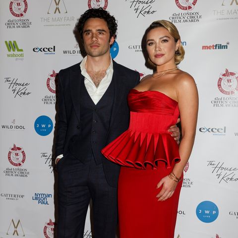 Als Lady in Red ist Florence Pugh ein echter Blickfang bei den Critic's Circle Film Awards in London. Die Schauspielerin posiert neben ihrem Bruder Toby Sebastian, der ebenfalls ein Schauspieler ist. Das Geschwister-Duo macht zusammen eine wirklich tolle Figur.