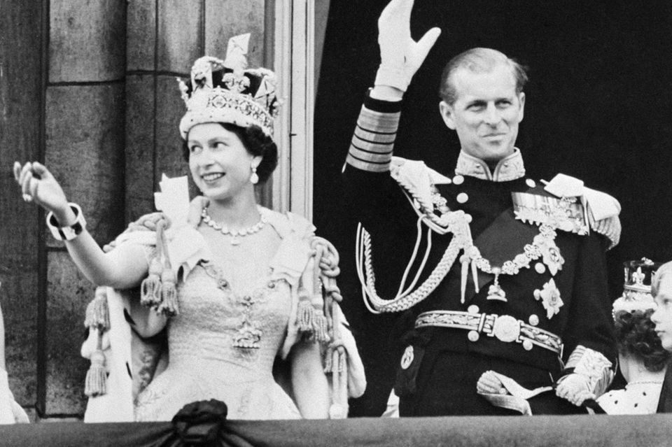 Nach ihrer Krönung am 3. Juni 1953 in der Westminster Abbey winkt Queen Elizabeth mit ihrem Mann Prinz Philip vom Balkon.