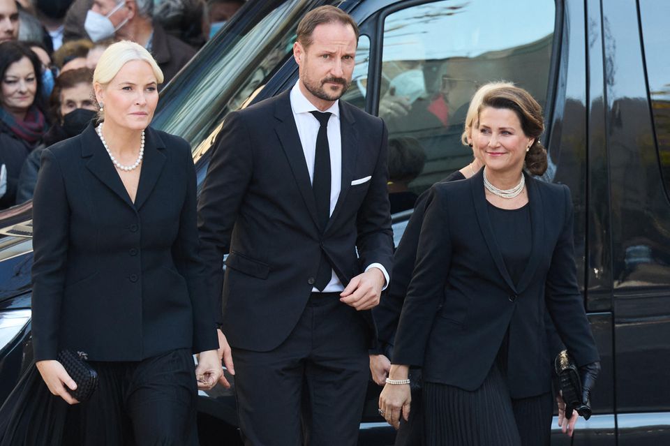 Prinzessin Mette-Marit, Prinz Haakon und Prinzessin Märtha Louise bei der Trauerfeier von Ex-König Konstantin von Griechenland am 16. Januar 2023 in Athen.