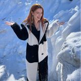 Schachbrettmuster trifft Schnee ... und ein breites Grinsen! Schauspielerin Bella Thorne genießt das Winterwunderland im schwarzweißen Wollmantel. Dabei bildet ihr kupferfarbenes Haar einen aufregenden Kontrast zum zweifarbigen Mantel. Goldene XXL-Ohrringe komplettieren ihren Look. 