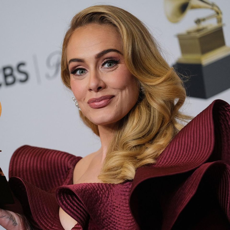 Sängerin Adele freut sich über ihren Grammy.