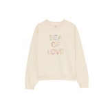 Eine Kollektion, die unsere Herzen erwärmt! Sea NY und Sezane Capsule haben in Zusammenarbeit romantische und gleichzeitig moderne Designs entworfen. Die einzigartige Kollektion ist inspiriert aus einer Mischung von Poesie und Haute Couture – zu fairem Preis. Der "SEA OF LOVE"-Pullover ist erhältlich für 95 Euro.