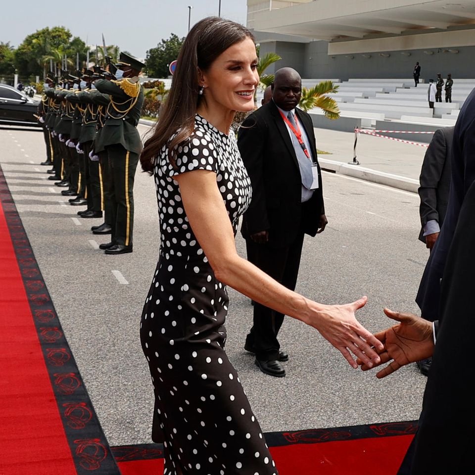 Königin Letizia im Punktekleid in Angola