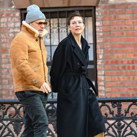 Was geht über einen gemütlichen Spaziergang zu zweit? Maggie Gyllenhaal und ihr Ehemann Peter Sarsgaard laufen warm eingepackt durch Manhattan. In Hellbraun und Schwarz sind die beiden Schauspieler modisch perfekt aufeinander abgestimmt. 