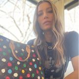 Auf Instagram posiert Jessica Biel mit ihrer neuen It-Tasche von Louis Vuitton. Vielmehr interessiert uns jedoch, was die Schauspielerin für ein T-Shirt trägt. Denn scheinbar ist sie ein großer "Jim Morrison"-Fan. Wer hätte gedacht, dass Jessica Biel gerne Rockmusik hört? Da rückt die bunte Tasche definitiv nur noch in den Hintergrund... 