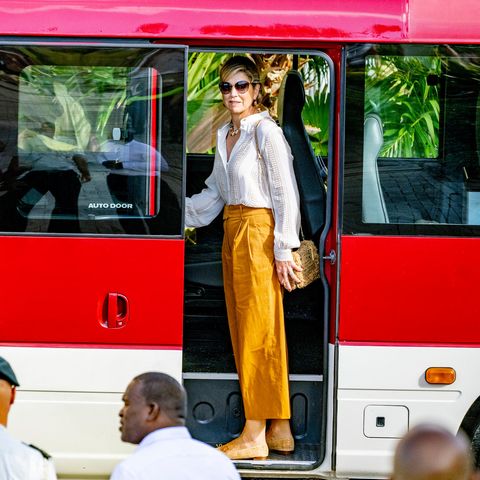 Im Kontrast zum weiß-roten Bus wirkt Königin Máximas Outfit besonders sommerlich. 