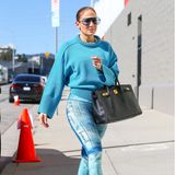 Mit Hermès-Tasche zum Sport? Das kann nur J.Lo! In einem türkisfarbenen Pulli und Print-Leggings macht sich die Sängerin auf den Weg zum Fitness. Dabei liegt der Fokus hier mehr auf ihrer teuren Tasche als auf dem knalligen Outfit. Eine Sonnenbrille darf bei diesem auffälligen Sport-Look selbstverständlich auch nicht fehlen. 
