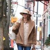 Nicky Hilton wappnet sich gegen die Kälte in New York und beweist mit ihrer braunen Winterjacke ein stylisches Händchen. Ihre farblich abgestimmten braunen Accessoires kombiniert das Model zu einer dunkelblauen Jeans. Eine runde Sonnenbrille rundet den New Yorker Streetstyle ideal ab.
