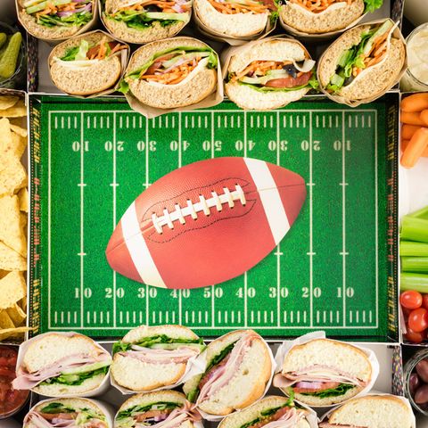 Super Bowl: Snack Stadium für den Football-Abend, Chips, Gemüse, Sandwiches
