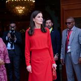 Für ihr Treffen mit der Präsidentin der Nationalversammlung in Angola setzt Königin Letizia auf ein rotes Kleid. Das langärmlige Satin Dress von Massimo Dutti trug sie letztes Jahr schon einmal in Madrid. Zu dem erschwinglichen Kleid trägt sie eine rote Clutch, Carolina Herrera Pumps und Schmuck in Gold.