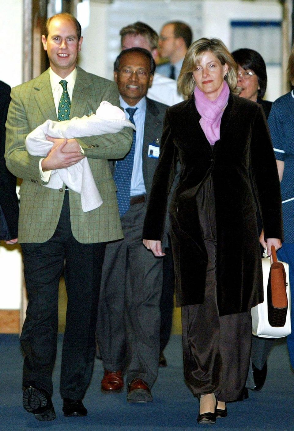 Prinz Edward und Gräfin Sophie konnten nach zwei Wochen am 23.11.2003 endlich mit ihrer Tochter Lady Louise Windsor das Frimley Park Hospital in Surrey verlassen.